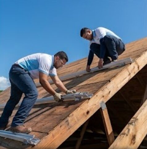 Instalación de rieles de montaje para paneles solares en Puerto Rico