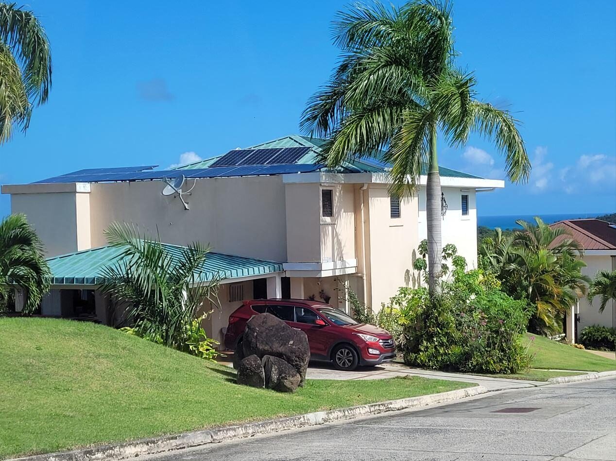 Casa en Puerto Rico con paneles solares instalados y vista al mar